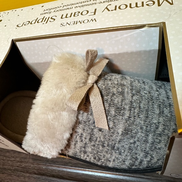 Totes Toasties Memory Foam Slippers NEW IN BOX!! - Picture 3 of 3